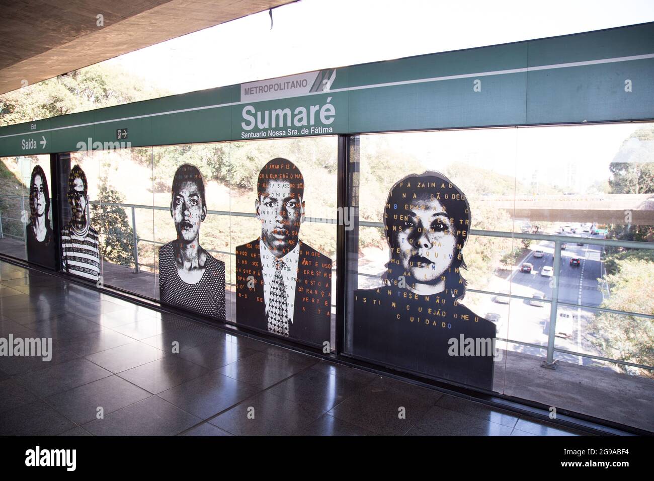 Eine Serie von Fotografien mit Gedichten des Künstlers Alex Flemming, die auf dem Glas der U-Bahn-Station Sumaré zu sehen sind. São Paulo Brasilien. Stockfoto