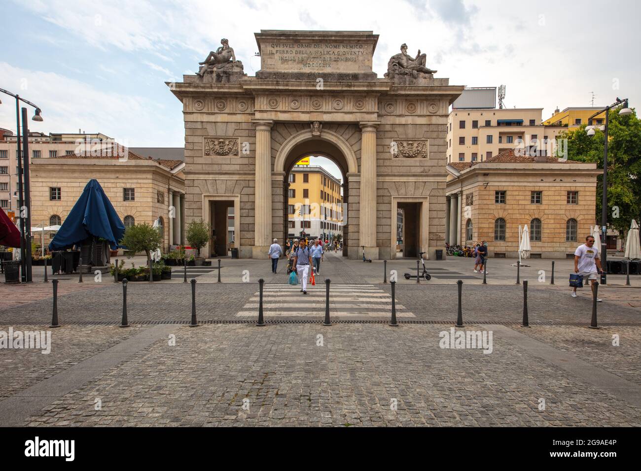 Eine schöne Aussicht auf Porta Garibaldi, Piazza 25 Aprile, Mailand, Italien, im Sommer Stockfoto