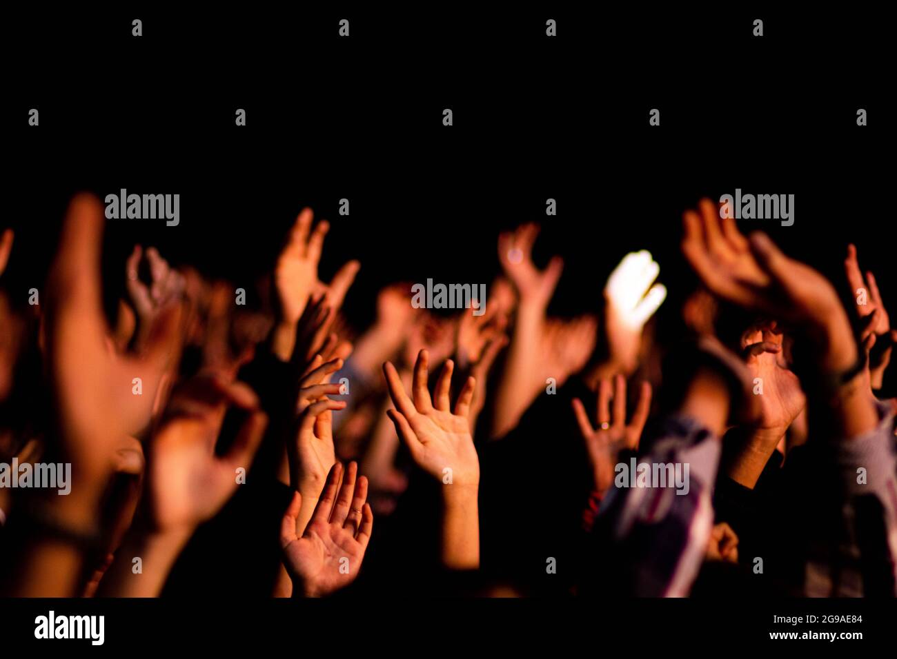 Foule brandissant ses mains lors du Vibration Tour 2019 à Orléans. Stockfoto