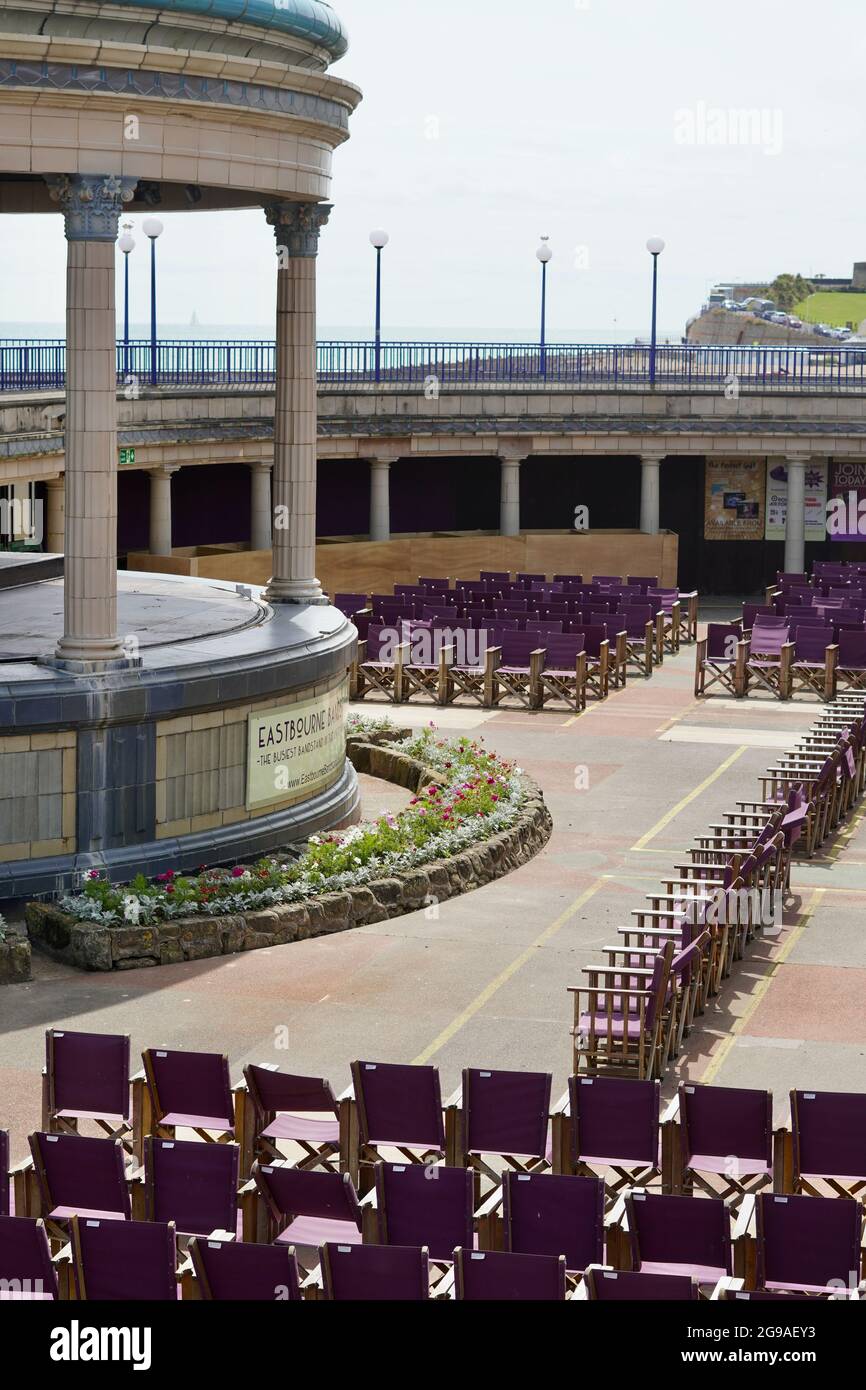 Eastbourne Bandstand, einer der belebtesten Musikorte am Meer. Im Sommer 2021 sind die Sitzplätze leer, da Veranstaltungen aufgrund von Einschränkungen durch das Coronavirus abgesagt werden Stockfoto