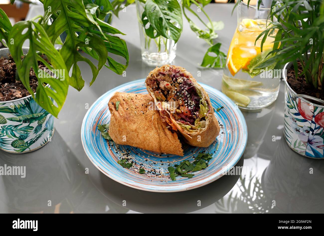 Falafel in Tortilla mit Gemüse. Vegetarische Küche. Vegetarisches Fast Food. Ein farbenfrohes, appetitliches Gericht. Kulinarische Fotografie, Food Styling. Stockfoto