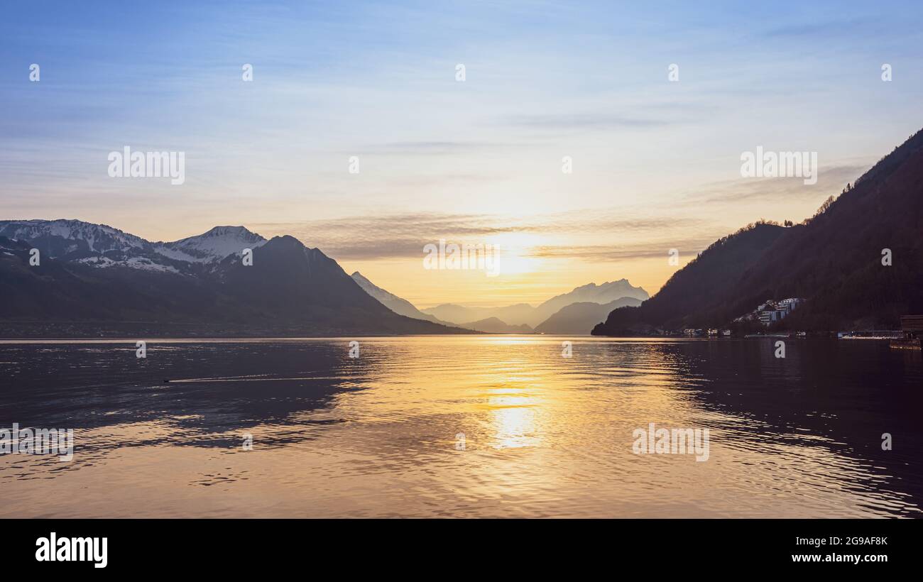 Sonnenuntergang über dem Vierwaldstättersee. Silhouetten der Alpen. Schweiz. Stockfoto