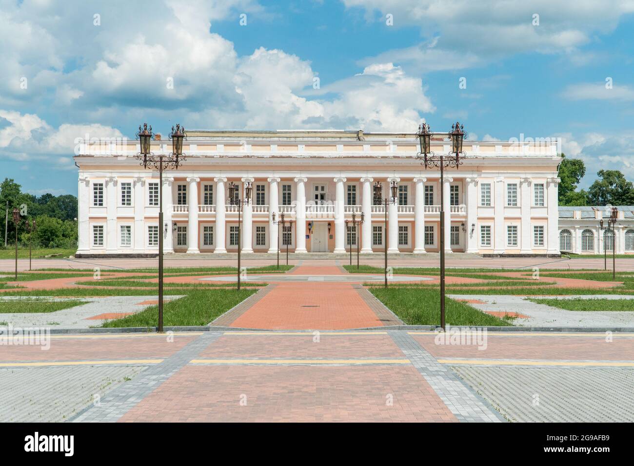 Sommer Ansicht von Tulchin Palast ansamble in Tulchin Stadt, Podillya, Vinnytsa Region, Ukraine,2021. Reise- und Sightseeing-Ziele in Ukrai Stockfoto