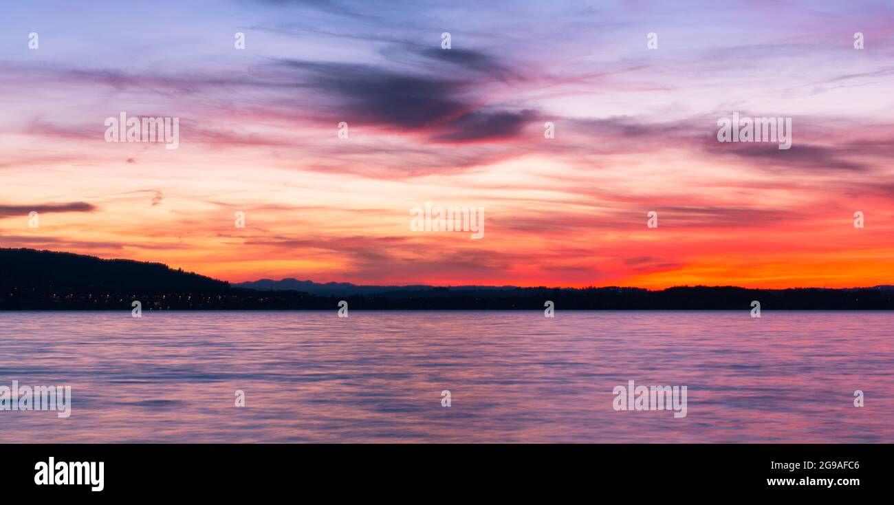Leuchtend roter Sonnenuntergang über dem Zugersee. Schweiz Stockfotografie  - Alamy