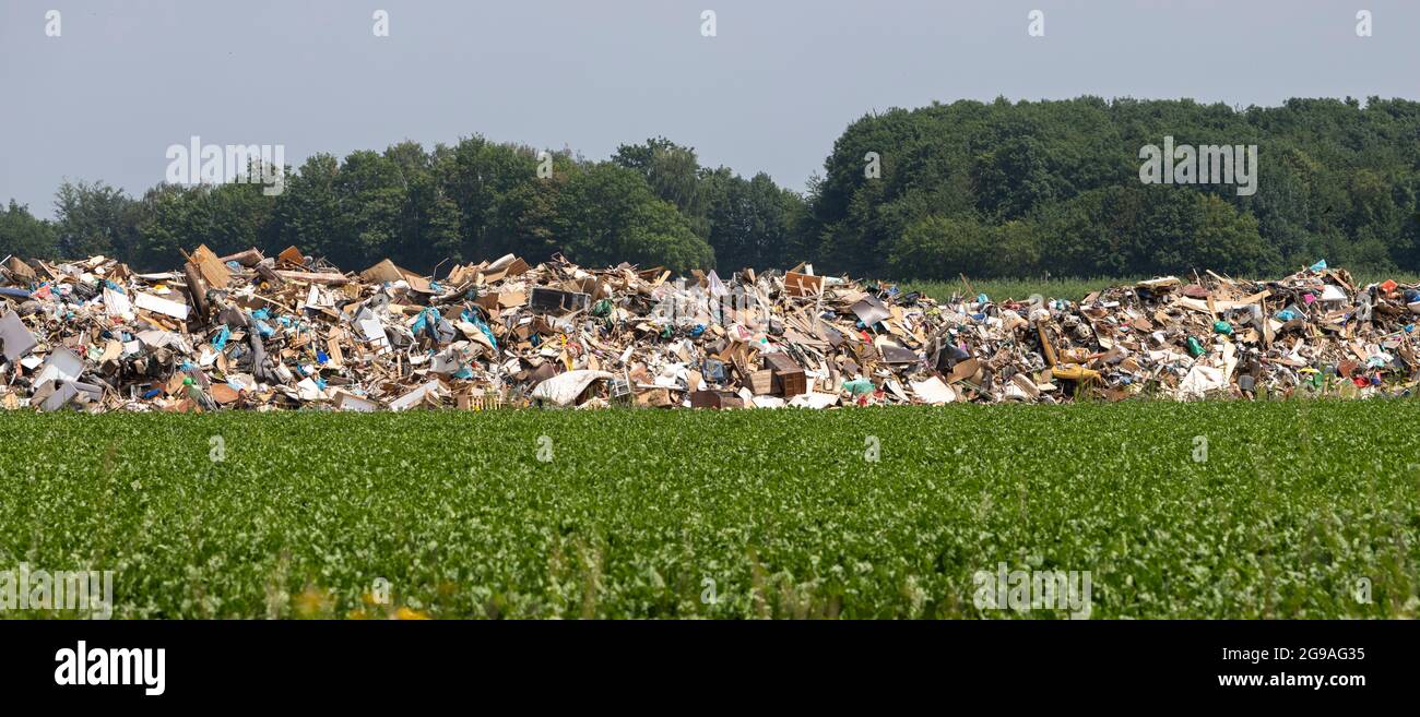 Nach einer Überschwemmungskatastrophe auf einem Feld riesige Menge sperriger Abfälle Stockfoto