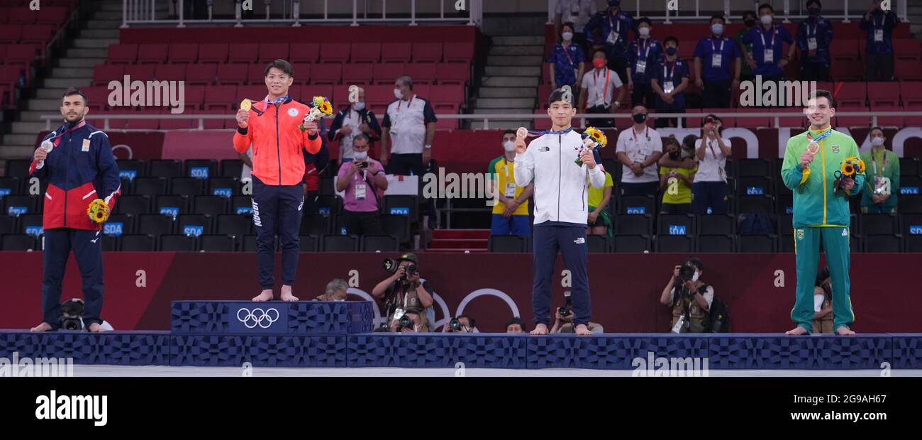 (210725) -- TOKIO, 25. Juli 2021 (Xinhua) -- Medaillengewinnerinnen nehmen an der Verleihung des 66 kg schweren Judo der Männer bei den Olympischen Spielen 2020 in Tokio, Japan, am 25. Juli 2021 Teil. (Xinhua/Lui Siu Wai) Stockfoto