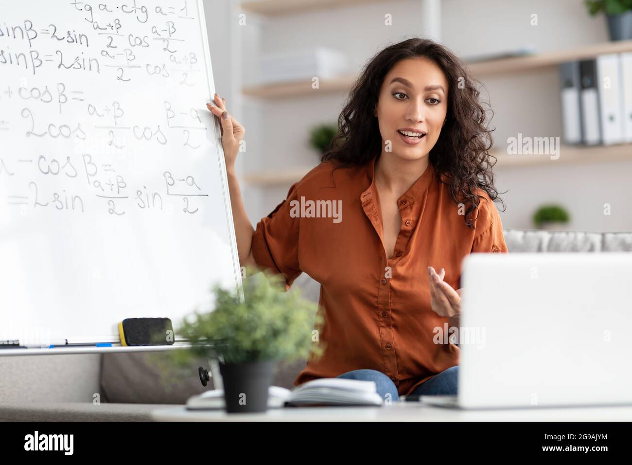 Lehrerin, die den Schülern online trigonometrische Funktionen erklärt Stockfoto