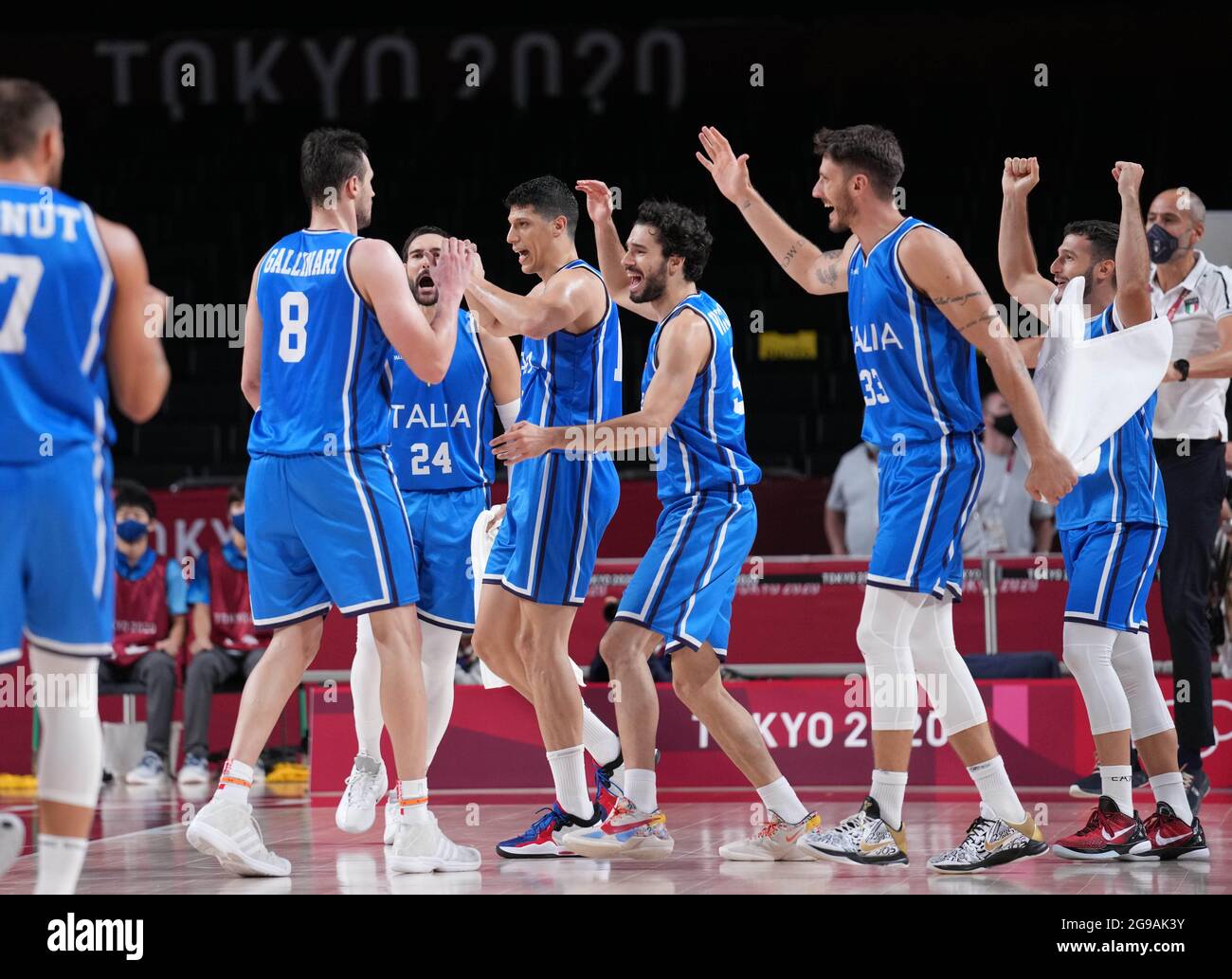 (210725) -- TOKIO, 25. Juli 2021 (Xinhua) -- Spieler Italiens feiern nach dem Basketball-Pool-Spiel der Männer zwischen Deutschland und Italien in Tokio, Japan, 25. Juli 2021. (Xinhua/Meng Yongmin) Stockfoto