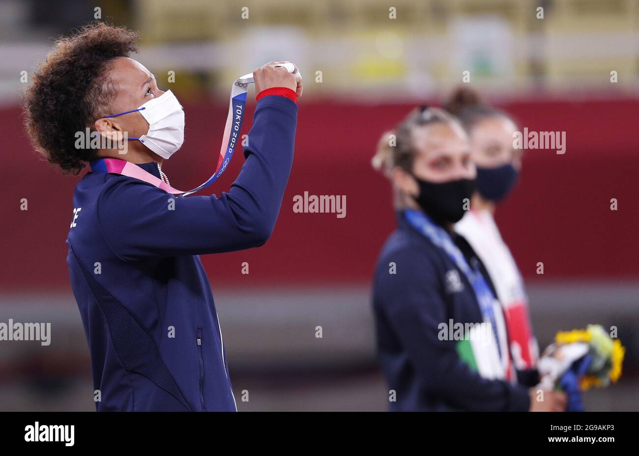 Die Silbermedaillengewinnerin Amandine Buchard aus Frankreich hält ihre Medaille auf dem Podium nach dem 52kg-Wettbewerb der Frauen bei den Olympischen Sommerspielen in Tokio, Japan, am Sonntag, dem 25. Juli 2021. Foto von Bob Strong/UPI.. Stockfoto