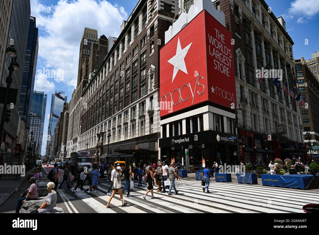 Fußgänger passieren das Flagship-Kaufhaus Macy's Inc. Im Viertel Herald Square in New York. Stockfoto