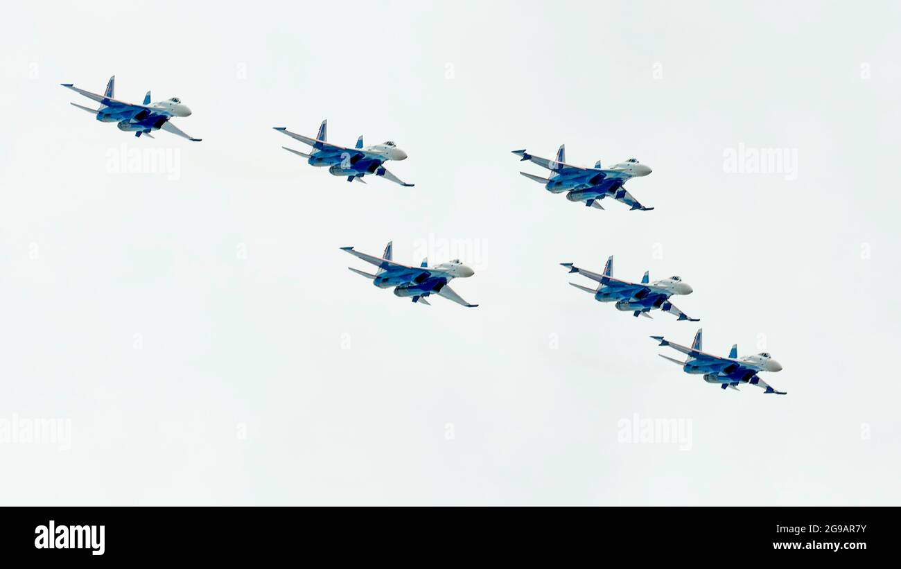 Kämpfer Su-35 Russische Ritter sind am Himmel über Schukowski zu sehen. Ein umfangreiches Programm für die 15. MAKS Air Show wurde von den Kunstflugteams "Russian Knights", "Swifts", "Falcons of Russia" und "berkuts" vorbereitet, die die Luftwaffe der Russischen Föderation repräsentieren. Die Piloten des russischen First Flight Kunstflugteams und natürlich die Gäste aus Indien - das SARANG Hubschrauber Kunstflugteam - nahmen ihr Flugzeug über Schukowski in den Himmel. (Foto von Mihail Siergiejevicz / SOPA IMAG/Sipa USA) Stockfoto