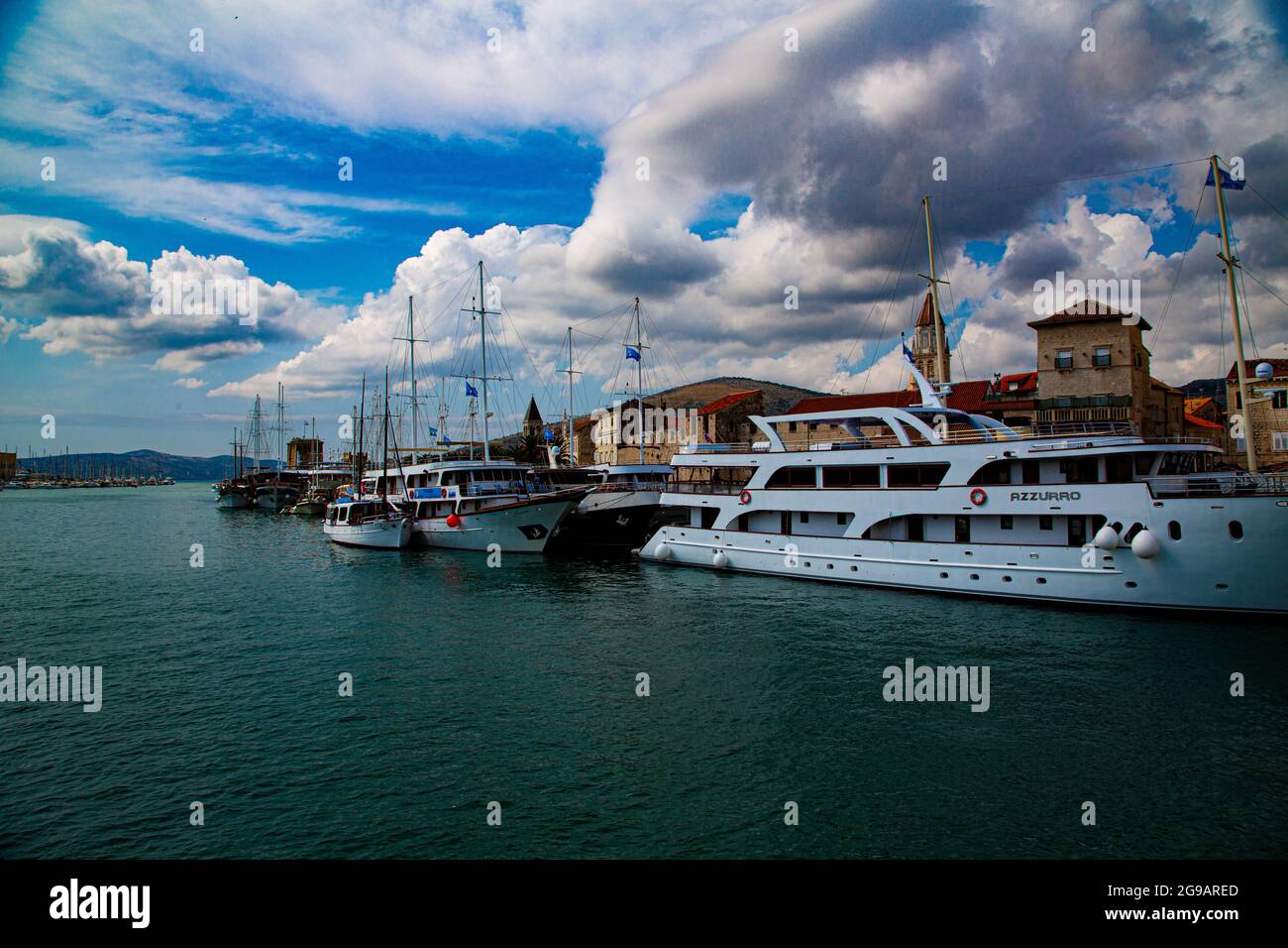 Trogir, pequeño pueblo muy pintoresco con calles medievales estrechas, murallas fortalezas e iglesias de arquitectura románico - góticas y calles. Stockfoto