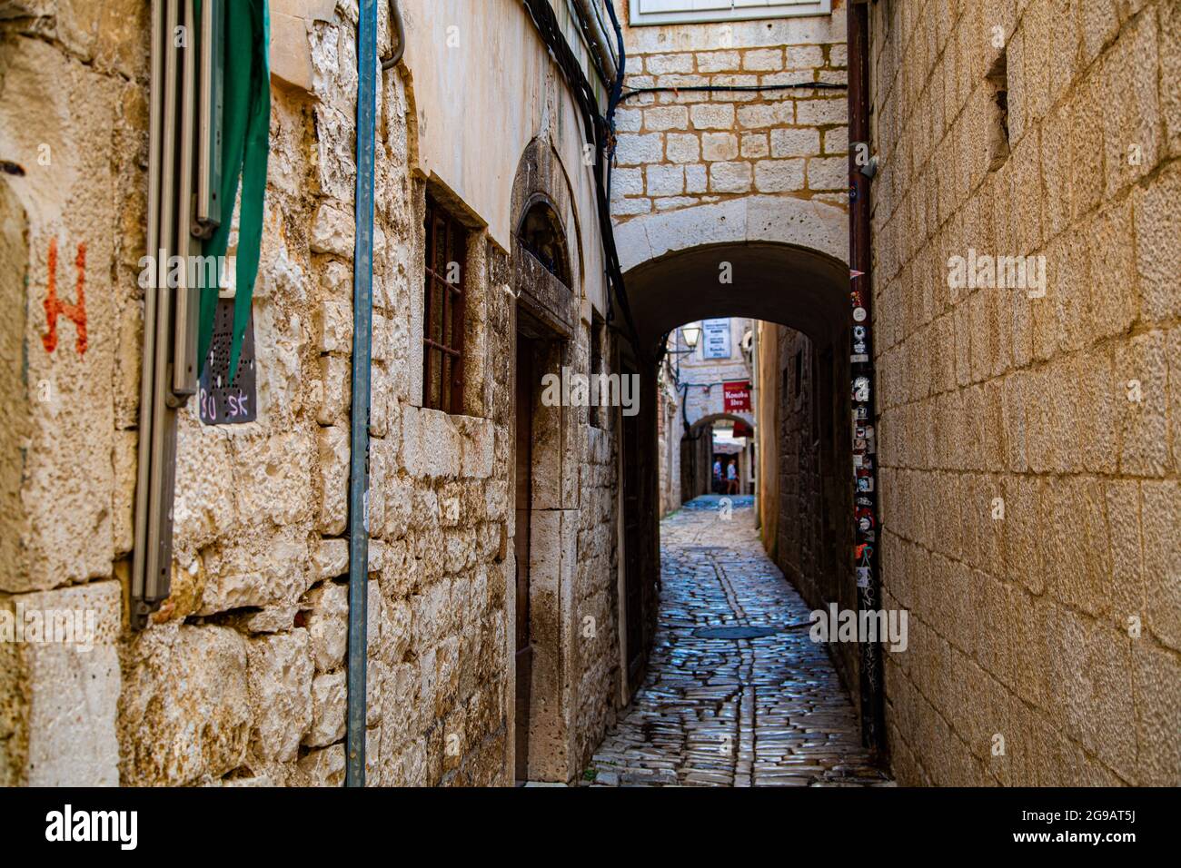 Trogir, pequeño pueblo muy pintoresco con calles medievales estrechas, murallas fortalezas e iglesias de arquitectura románico - góticas y calles. Stockfoto