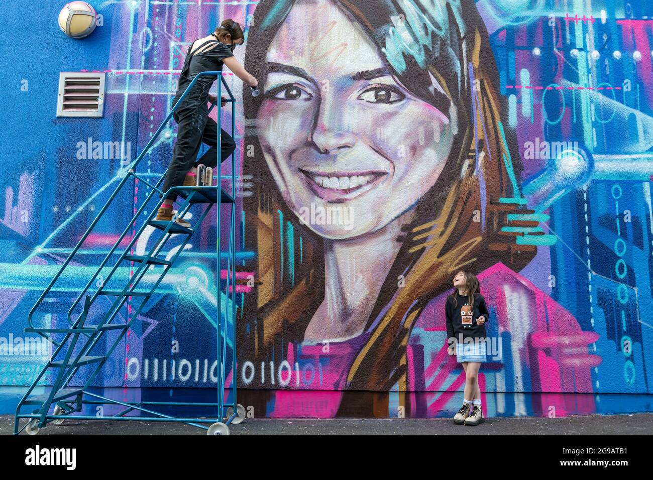 Graffiti-Wandspray, das von der Künstlerin Shona Hardie für das Edinburgh Science Festival von CEO Natalie Duffield gemalt wurde, um Frauen in STEM, Schottland, Großbritannien, zu feiern Stockfoto