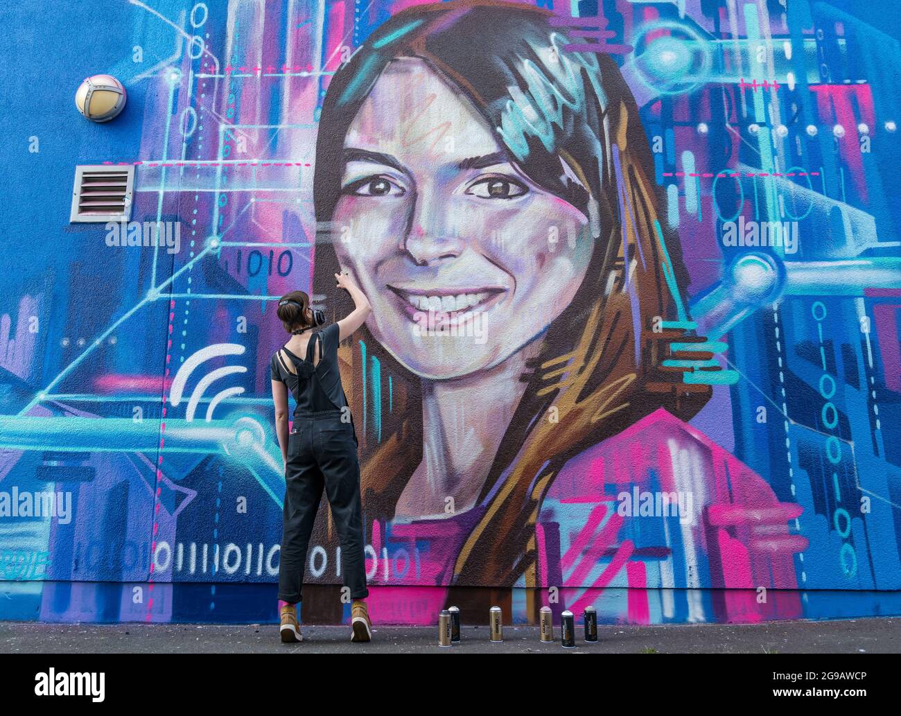 Graffiti-Wandspray, das von der Künstlerin Shona Hardie für das Edinburgh Science Festival von CEO Natalie Duffield gemalt wurde, um Frauen in STEM, Schottland, Großbritannien, zu feiern Stockfoto