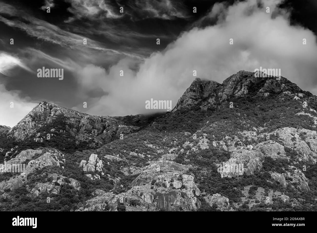 Natur Berg mit blauen Himmel Wolken Hintergrund. Schwarzweiß-Bild. Stockfoto