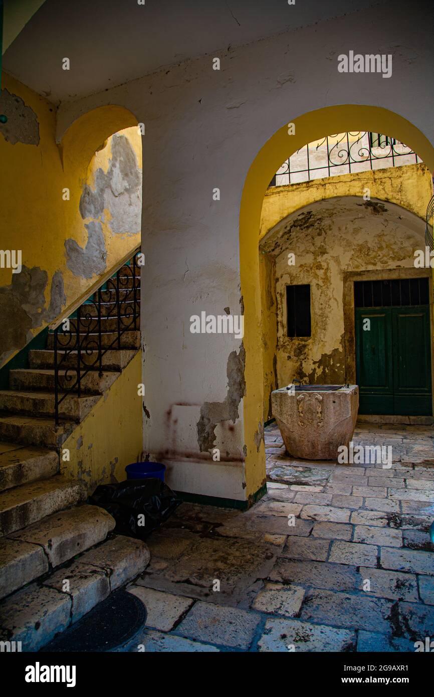 Sibenik ciudad mittelalterliche Pintoresca de Croacia con calles estrechas y rincones muy pintorescos, con fachadas adornadas de forma característica. Stockfoto