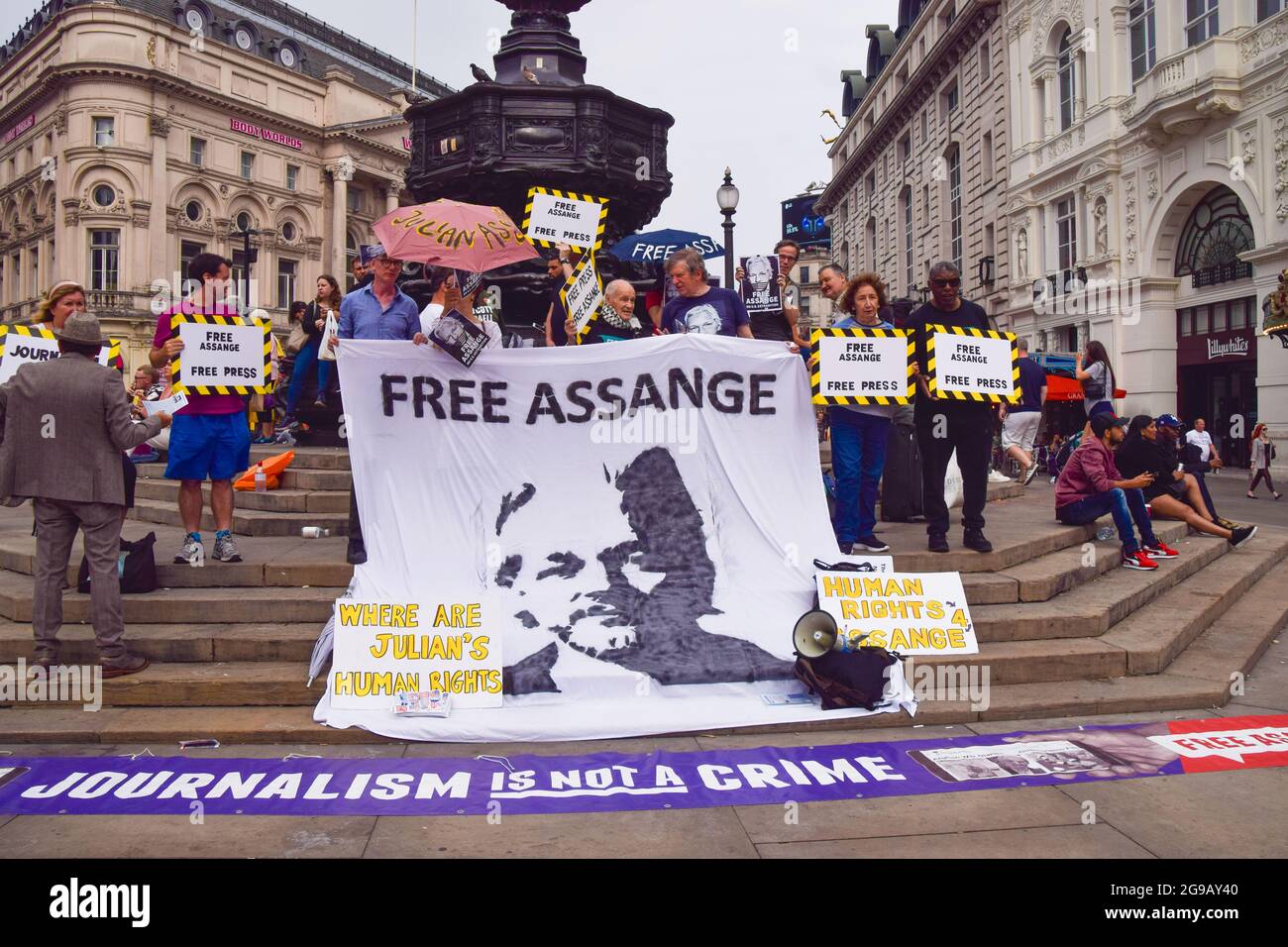 London, Großbritannien. Juli 2021. Während der Pro-Julian-Assange-Demonstration halten Demonstranten ein Transparent und Plakate mit dem Titel "Free Assange".die Demonstranten versammelten sich am Piccadilly Circus und forderten die Freilassung des WikiLeaks-Gründers. Kredit: SOPA Images Limited/Alamy Live Nachrichten Stockfoto
