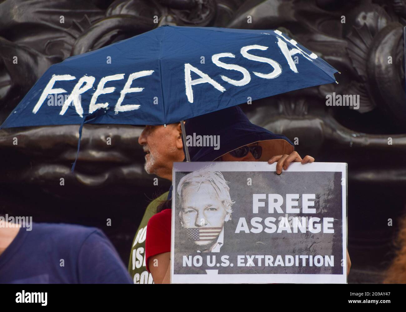 London, Großbritannien. Juli 2021. Ein Protestler hält während der Pro-Julian-Assange-Demonstration einen Schirm und ein Plakat mit dem Titel "Free Assange".Demonstranten versammelten sich am Piccadilly Circus und forderten die Freilassung des WikiLeaks-Gründers. Kredit: SOPA Images Limited/Alamy Live Nachrichten Stockfoto