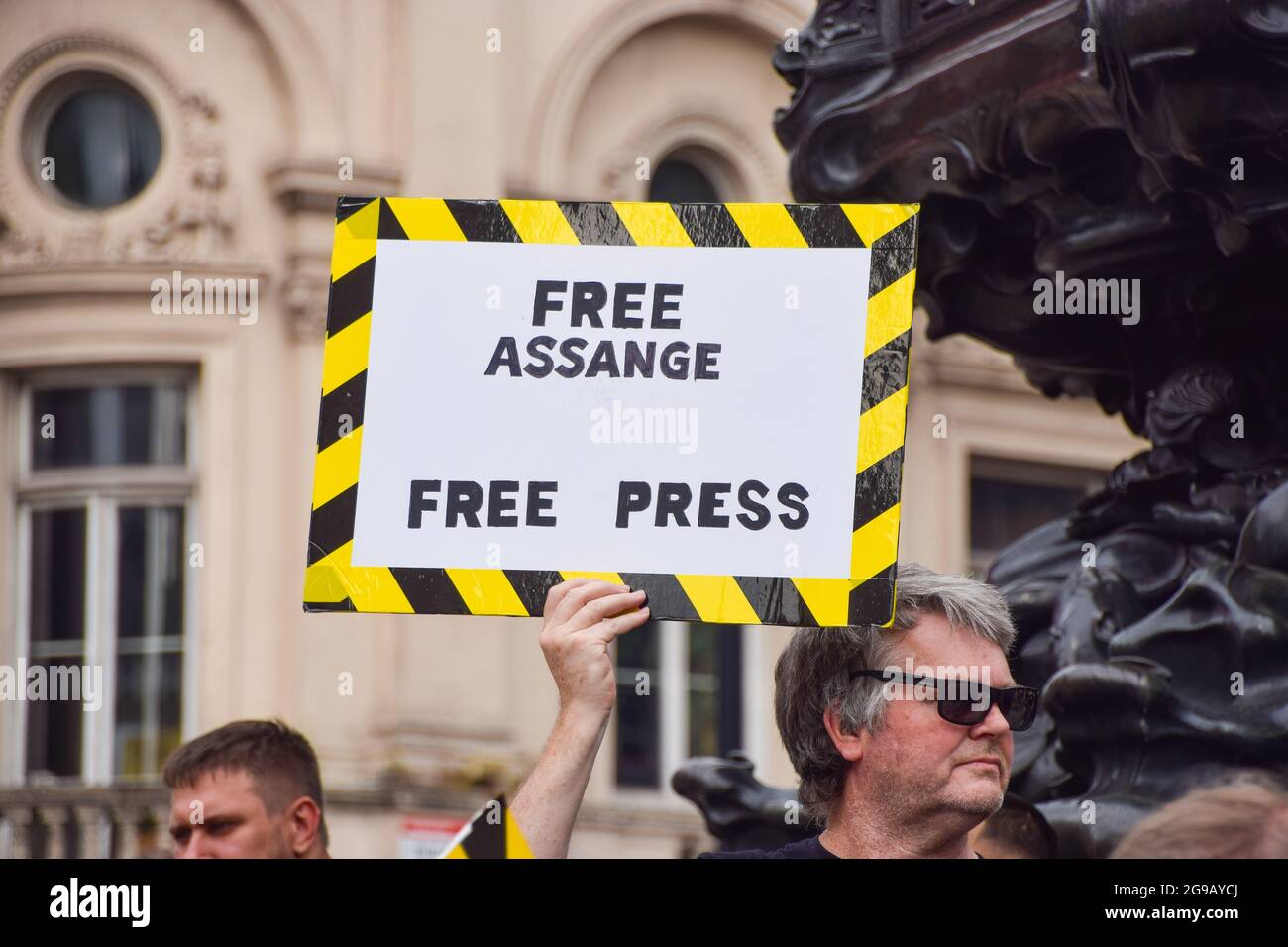 Ein Protestler hält während der Pro-Julian Assange Demonstration ein Plakat mit dem Titel "Free Assange, Free Press".Demonstranten versammelten sich am Piccadilly Circus und forderten die Freilassung des WikiLeaks-Gründers. (Foto von Vuk Valcic / SOPA Images/Sipa USA) Stockfoto