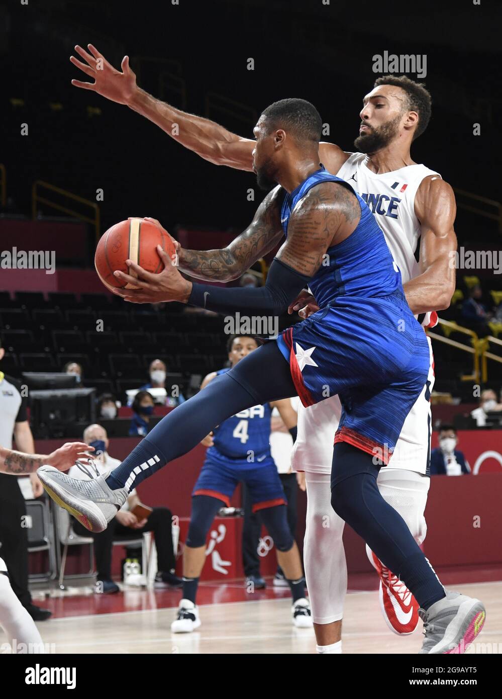 Tokio, Japan. Juli 2021. Damian Lillard, der US-Amerikaner, scheint an einen Teamkollegen zu übergeben, der vom französischen Rudy Gobert während eines Basketballspiels der Männer bei den Olympischen Spielen 2020 in Tokio am Sonntag, den 25. Juli 2021, verteidigt wurde. Japan. Foto von Mike Theiler/UPI Credit: UPI/Alamy Live News Stockfoto