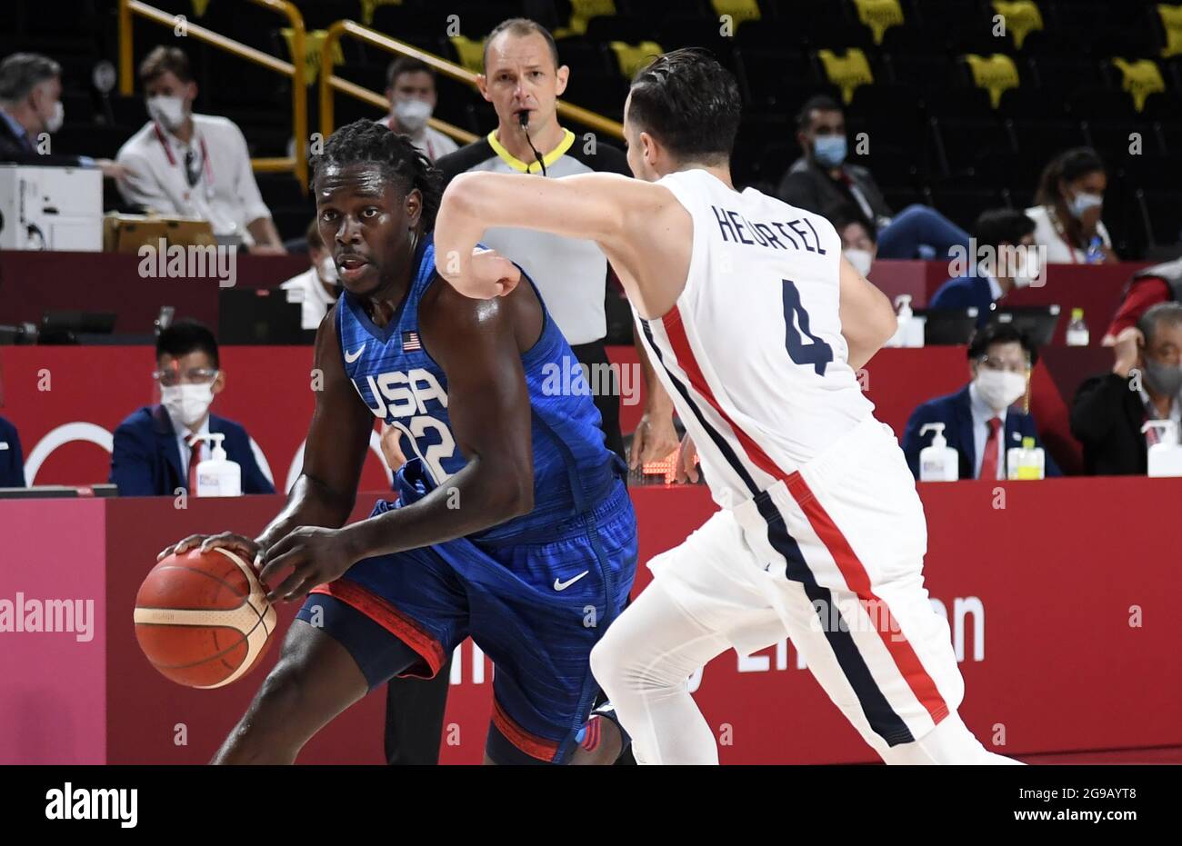 Tokio, Japan. Juli 2021. Der US-amerikanische Jrue Holiday fährt in den Korb, während er von dem französischen Thomas Heurtel während eines Basketballspiels der Männer bei den Olympischen Spielen 2020 in Tokio, Sonntag, den 25. Juli 2021, verteidigt wird. Japan. Foto von Mike Theiler/UPI Credit: UPI/Alamy Live News Stockfoto