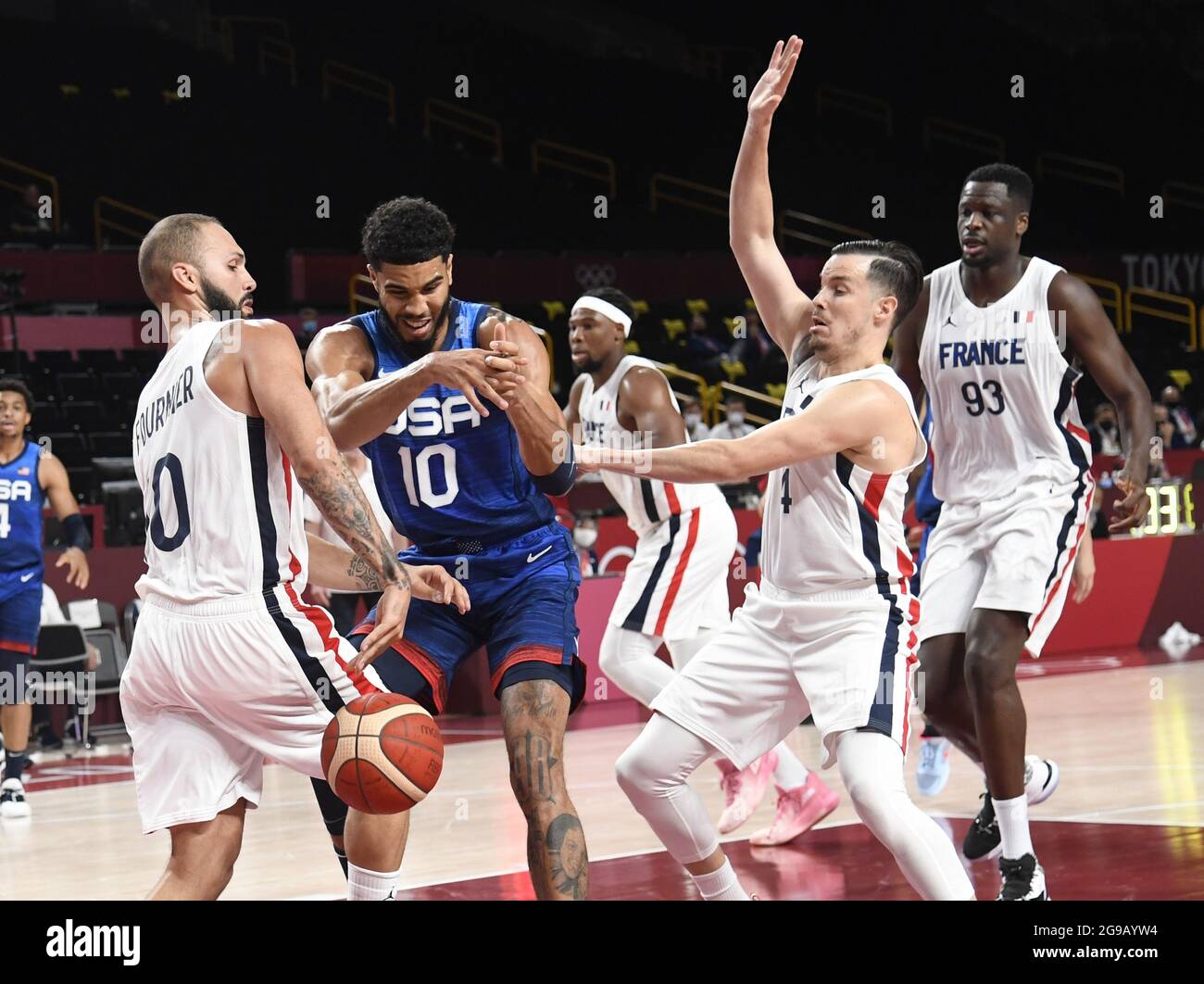 Tokio, Japan. Juli 2021. Das US-amerikanische Unternehmen Jayson Tatum (10) wird von Evan Fournier (L) und Thomas Heurtel während eines Basketballspiels für Männer bei den Olympischen Spielen 2020 in Tokio, Sonntag, den 25. Juli 2021, umgeben. Japan. Foto von Mike Theiler/UPI Credit: UPI/Alamy Live News Stockfoto