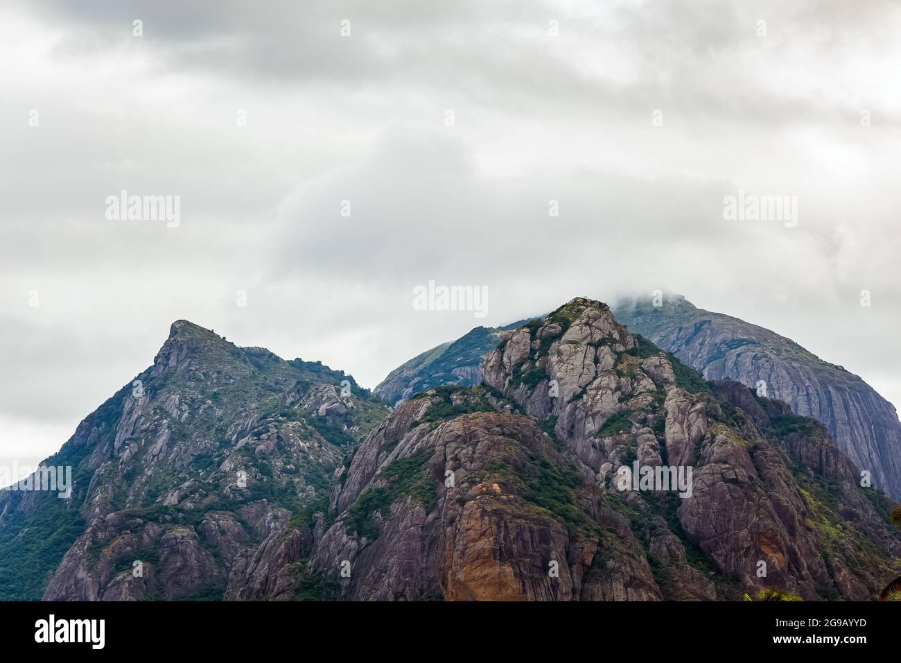 Natur Berg mit blauen Himmel Wolken Hintergrund. Stockfoto