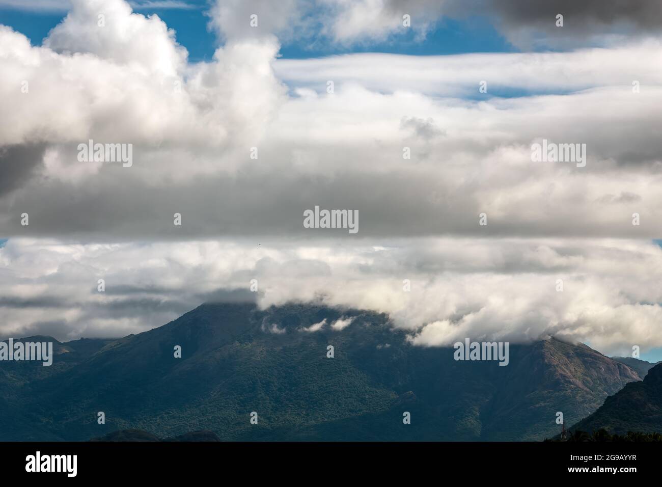 Natur Berg mit blauen Himmel Wolken Hintergrund. Stockfoto