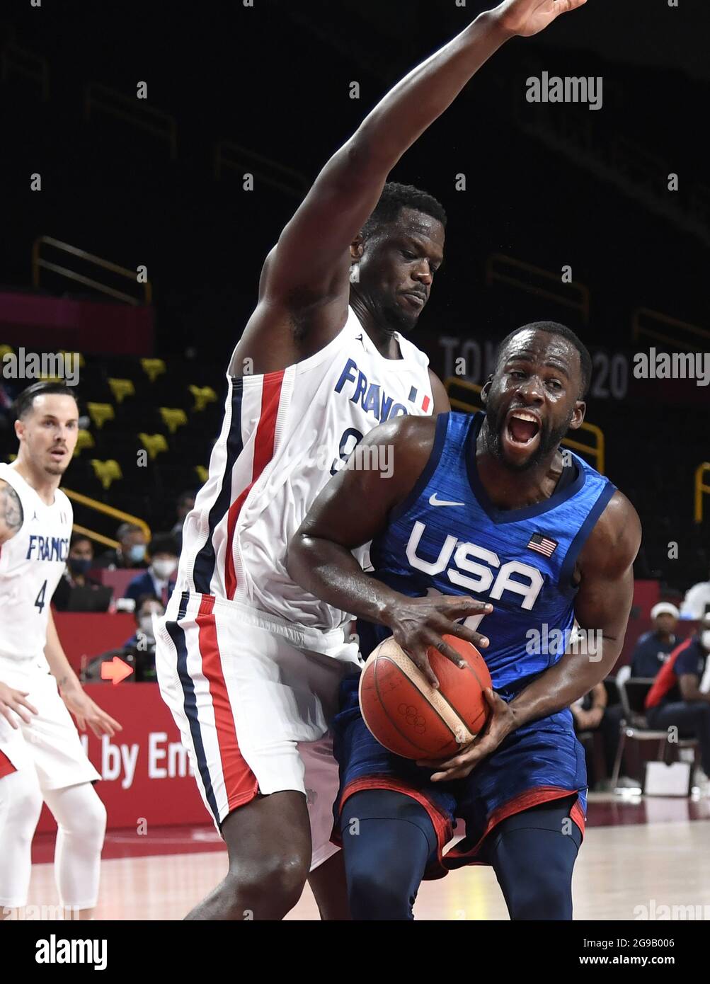 Tokio, Japan. Juli 2021. Der US-amerikanische Draymond Jamal Green ist in den Fratzen, als er während eines Basketballspiels der Herren bei den Olympischen Spielen 2020 in Tokio am Sonntag, den 25. Juli 2021, mit dem Sturz Frankreichs Moustapha konfrontiert wird, Japan. Foto von Mike Theiler/UPI Credit: UPI/Alamy Live News Stockfoto