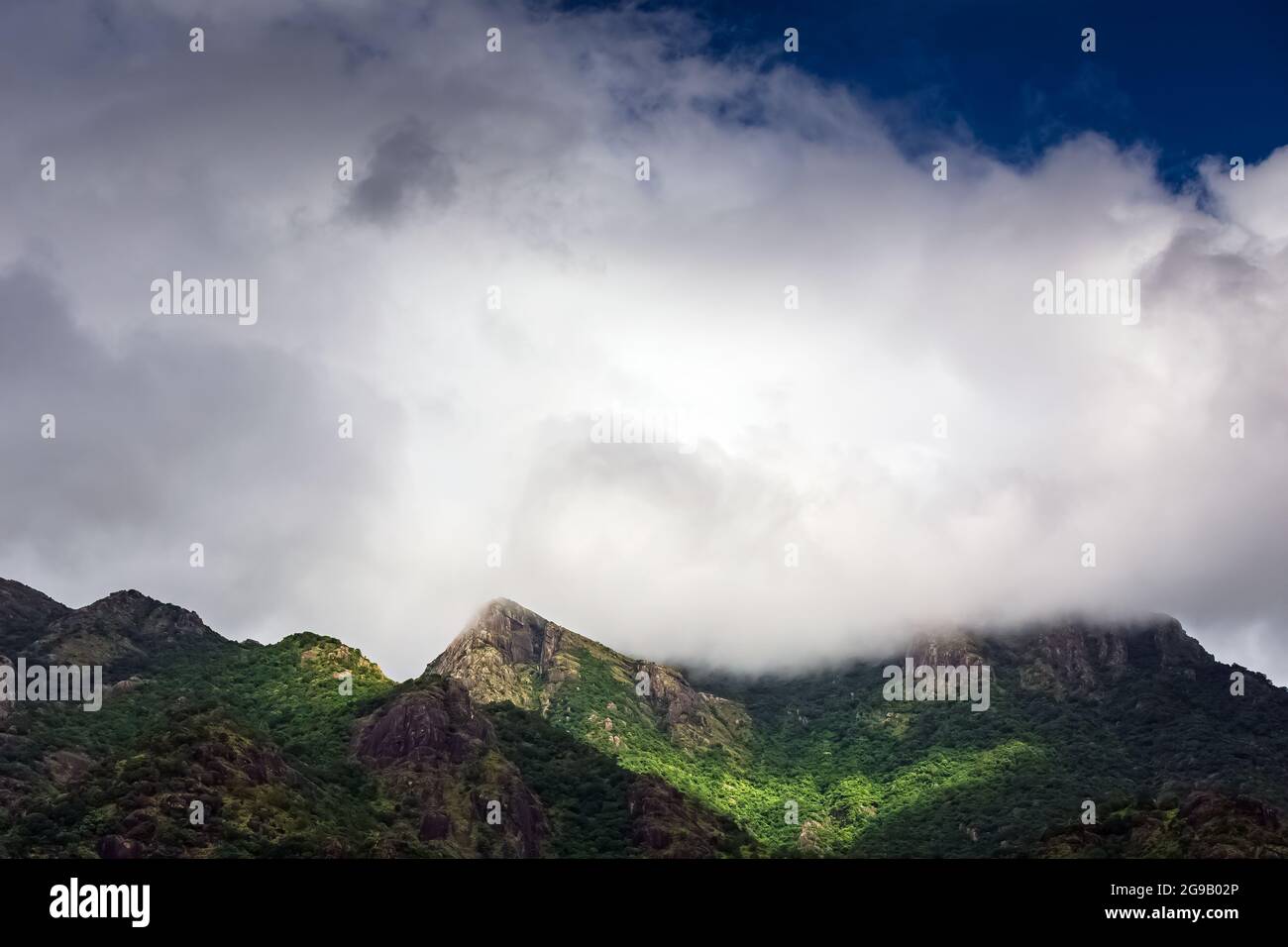 Natur Berg mit blauen Himmel Wolken Hintergrund. Stockfoto