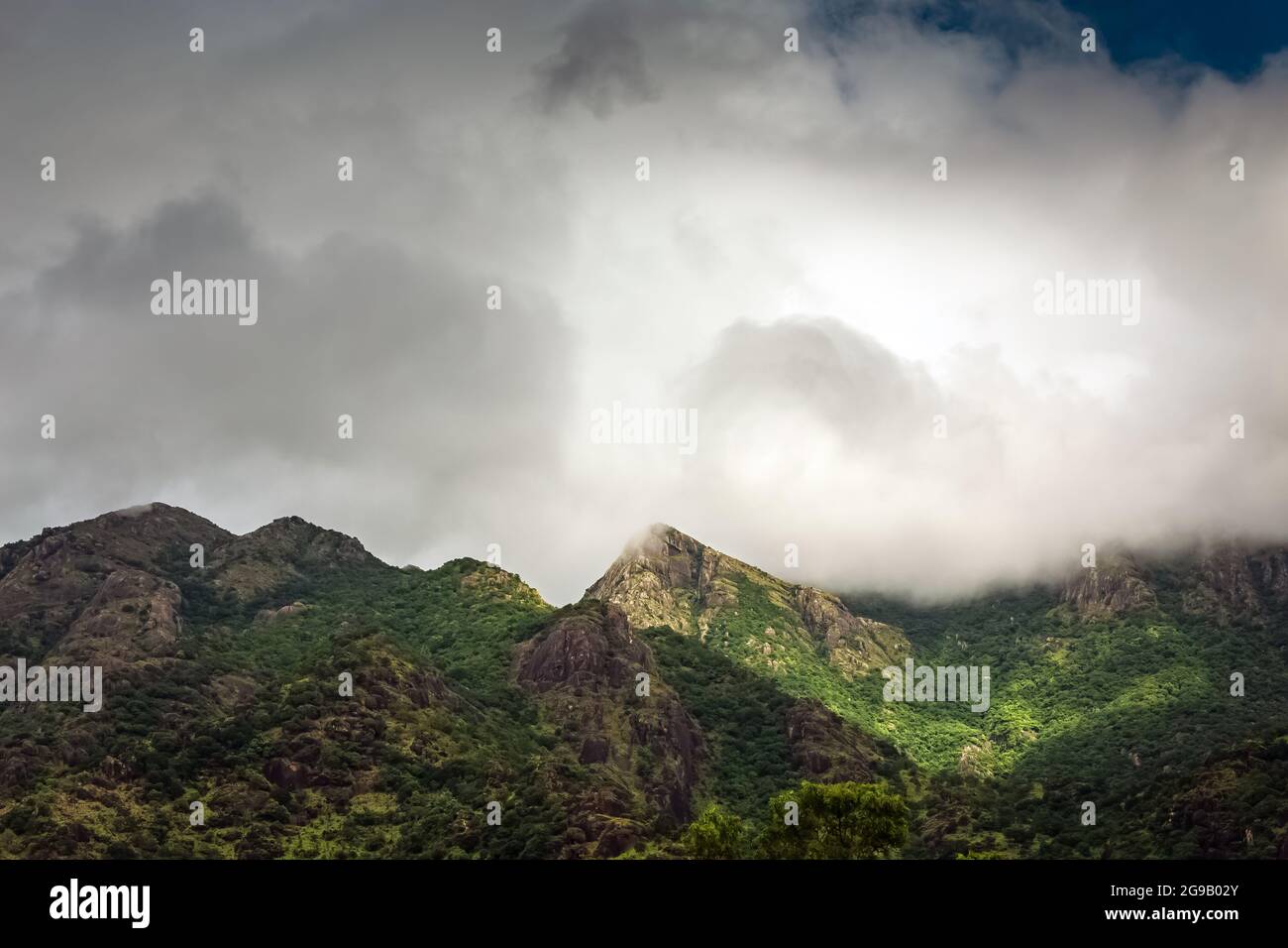 Natur Berg mit blauen Himmel Wolken Hintergrund. Stockfoto