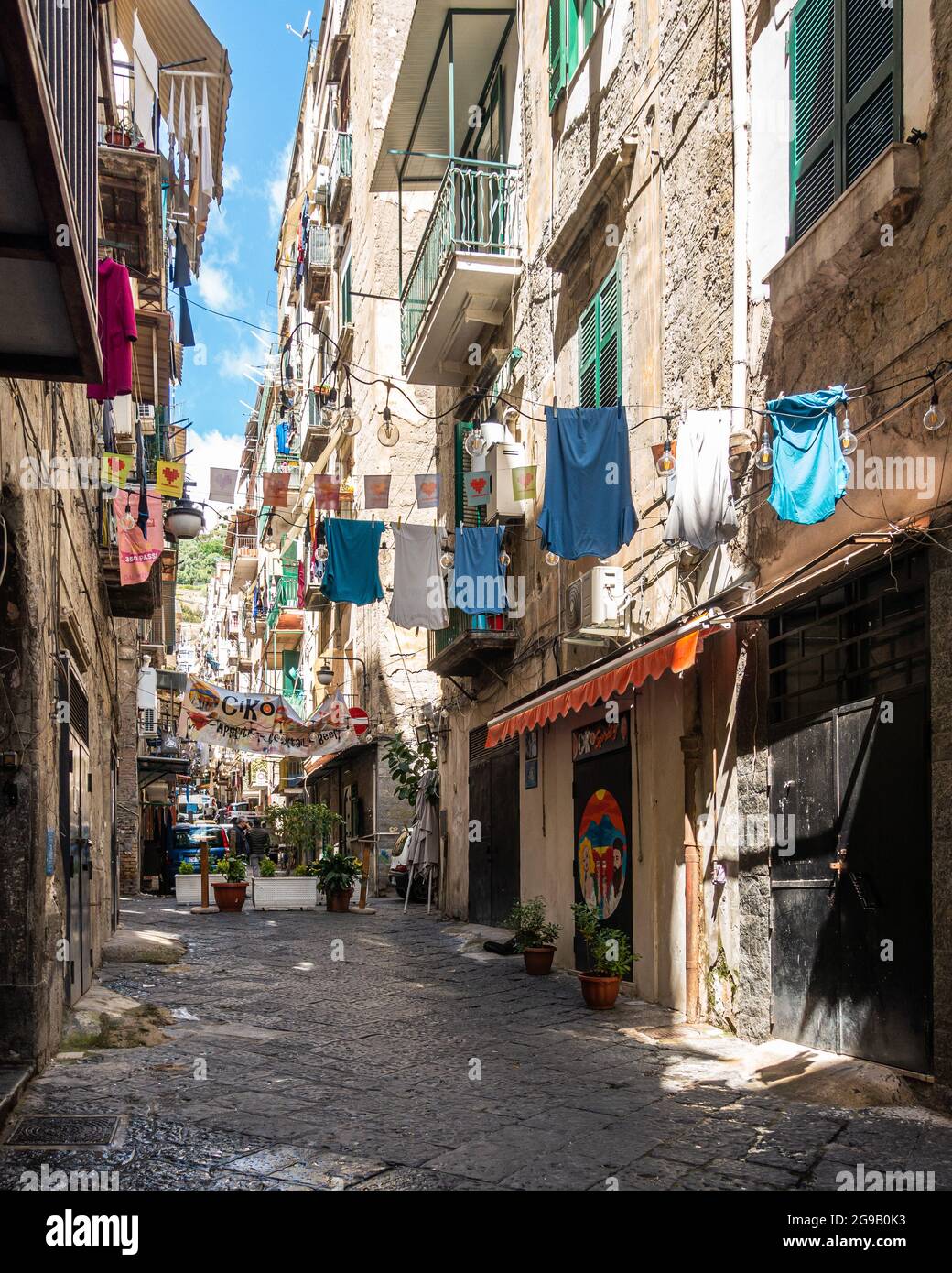 Neapel, Italien, Mai 2021 – EINE typische schmale Gasse des Quartieri Spagnoli (spanische Viertel) im historischen Zentrum von Neapel Stockfoto