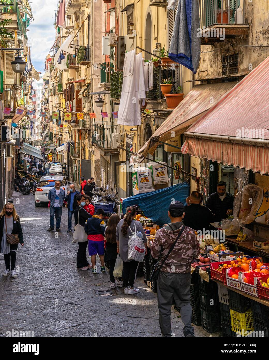 Neapel, Italien, Mai 2021 – EINE belebte Straße des Quartieri Spagnoli (spanische Viertel), eine der wichtigsten Sehenswürdigkeiten des historischen Zentrums von Neapel Stockfoto