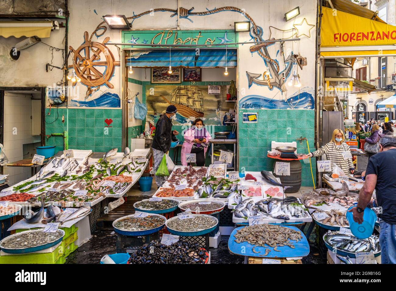 Neapel, Italien, Mai 2021 – Fischstand auf dem Pignasecca-Markt im historischen Zentrum von Neapel Stockfoto