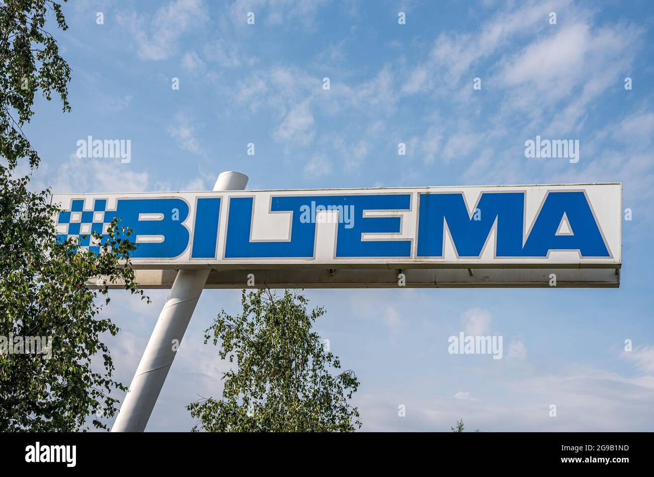 Das blaue Biltema-Schild an einem Pol gegen den blauen Himmel, Lund, Schweden, 15. Juli 2021 Stockfoto