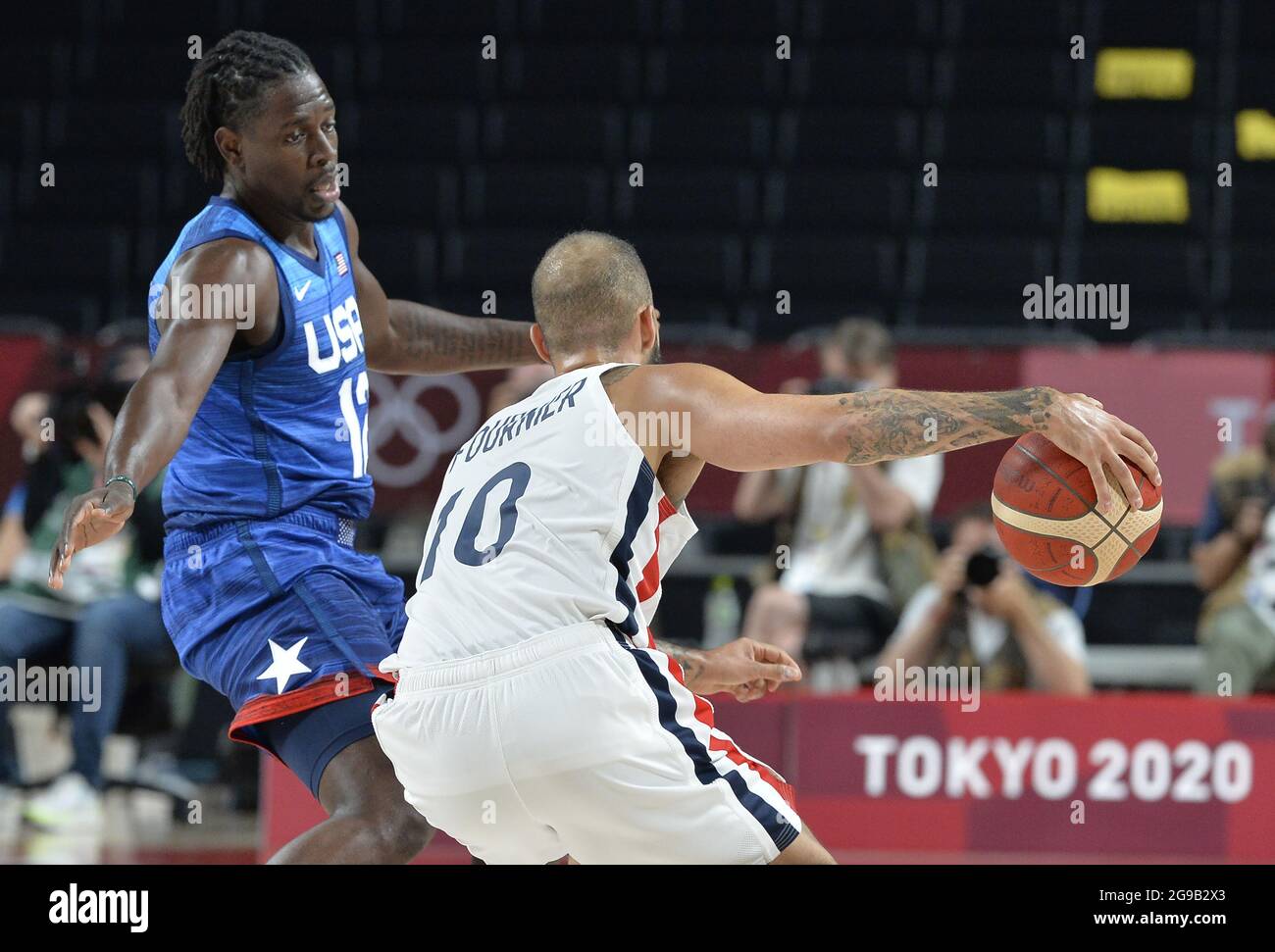 Tokio, Japan. Juli 2021. Die US-amerikanische Jrue Holiday (L) verteidigt bei einem Basketballspiel der Männer bei den Olympischen Spielen 2020 in Tokio am Sonntag, den 25. Juli 2021, gegen den französischen Evan Fournier. Japan. Foto von Mike Theiler/UPI Credit: UPI/Alamy Live News Stockfoto