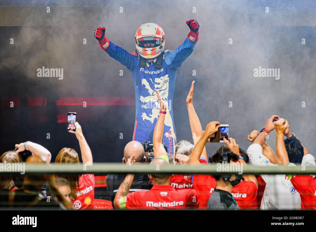 LONDON, Großbritannien. Juli 2021. Alex Lynn von Mahindra Racing feiert nach dem Gewinn der Runde 13: 2021 Heineken London E-Prix auf dem Excel Circuit am Sonntag, 25. Juli 2021 in LONDON, ENGLAND. Kredit: Taka G Wu/Alamy Live Nachrichten Stockfoto