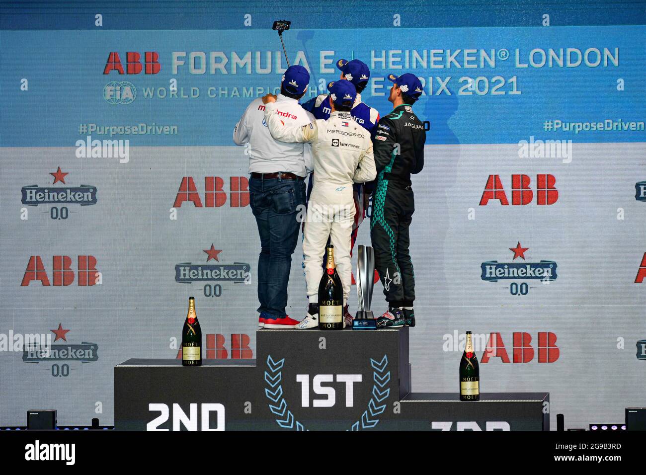 LONDON, Großbritannien. Juli 2021. Alex Lynn von Mahindra Racing feiert nach dem Gewinn der Runde 13: 2021 Heineken London E-Prix auf dem Excel Circuit am Sonntag, 25. Juli 2021 in LONDON, ENGLAND. Kredit: Taka G Wu/Alamy Live Nachrichten Stockfoto