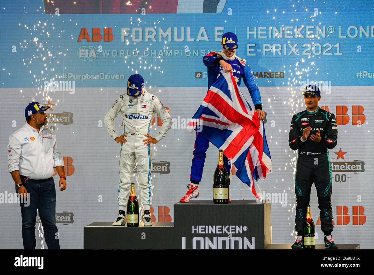 LONDON, Großbritannien. Juli 2021. Alex Lynn von Mahindra Racing feiert nach dem Gewinn der Runde 13: 2021 Heineken London E-Prix auf dem Excel Circuit am Sonntag, 25. Juli 2021 in LONDON, ENGLAND. Kredit: Taka G Wu/Alamy Live Nachrichten Stockfoto