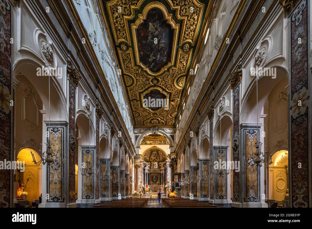 Das Innere der Amalfi Kathedrale (Cattedrale di Sant'Andrea) vom Eingang aus gesehen. Amalfi, Italien, Juni 2021 Stockfoto