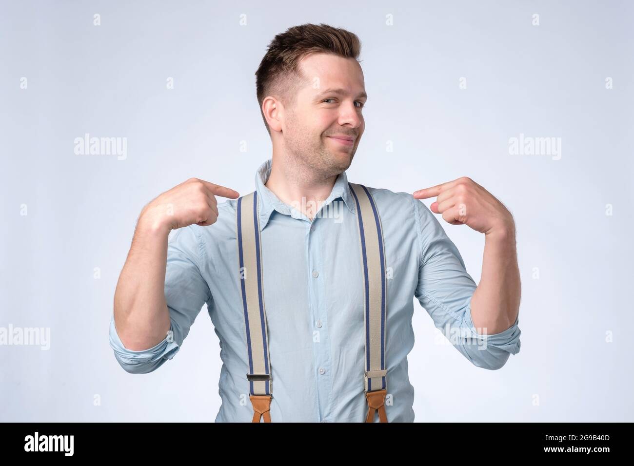 Selbstgefällig arroganter Mann, der auf seine Brust zeigt und stolz sagt, dass ich es selbst getan habe. Stockfoto