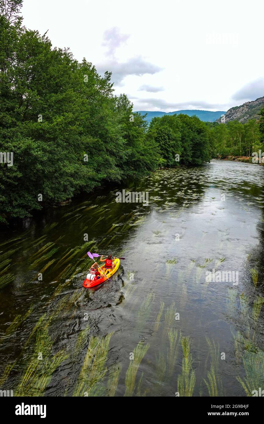 Kanufahrer fahren auf dem Ariege-Fluss in den französischen Pyrenäen, Südfrankreich. Stockfoto