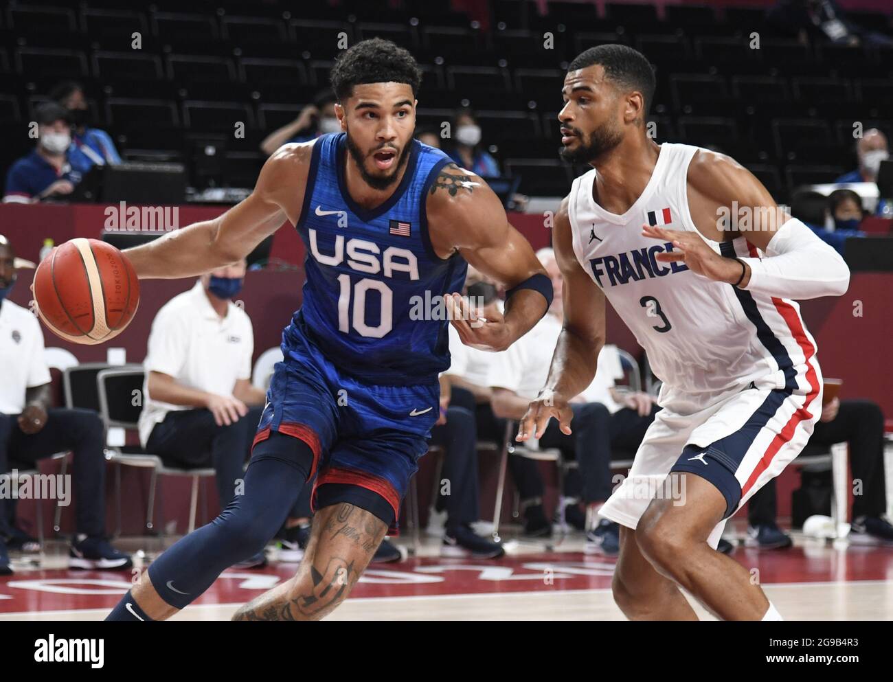 Tokio, Japan. Juli 2021. Der US-Amerikaner Jayson Tatum (10) fährt in den Korb, als er von Timothe Luwawu Kongbo, der französischen Nationalmannschaft, während eines Basketballspiels der Männer bei den Olympischen Spielen 2020 in Tokio, am Sonntag, den 25. Juli 2021, Japan. Foto von Mike Theiler/UPI Credit: UPI/Alamy Live News Stockfoto
