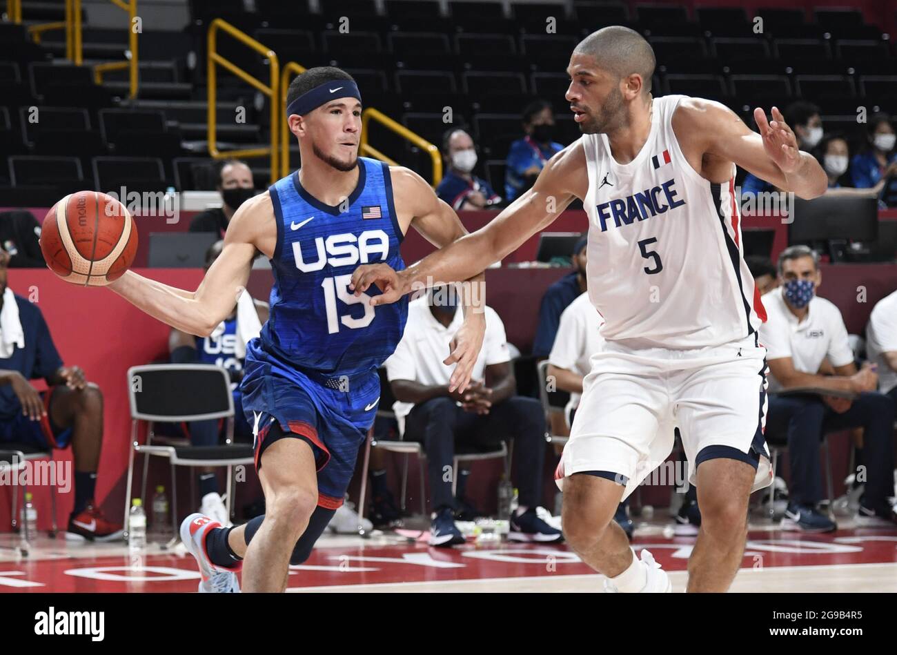 Tokio, Japan. Juli 2021. Der US-amerikanische Devin Booker (L) scheint den Ball zu überholen, als er vom französischen Nicolas Batum während eines Basketballspiels der Männer bei den Olympischen Spielen 2020 in Tokio am Sonntag, den 25. Juli 2021, Japan. Foto von Mike Theiler/UPI Credit: UPI/Alamy Live News Stockfoto