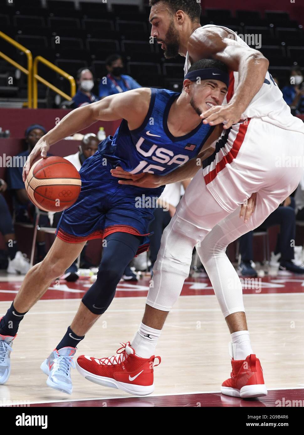 Tokio, Japan. Juli 2021. Der US-amerikanische Devin Booker (L) versucht, während eines Basketballspiels der Männer bei den Olympischen Spielen 2020 in Tokio am Sonntag, dem 25. Juli 2021, an dem französischen Rudy Gobert vorbei zu fahren. Japan. Foto von Mike Theiler/UPI Credit: UPI/Alamy Live News Stockfoto