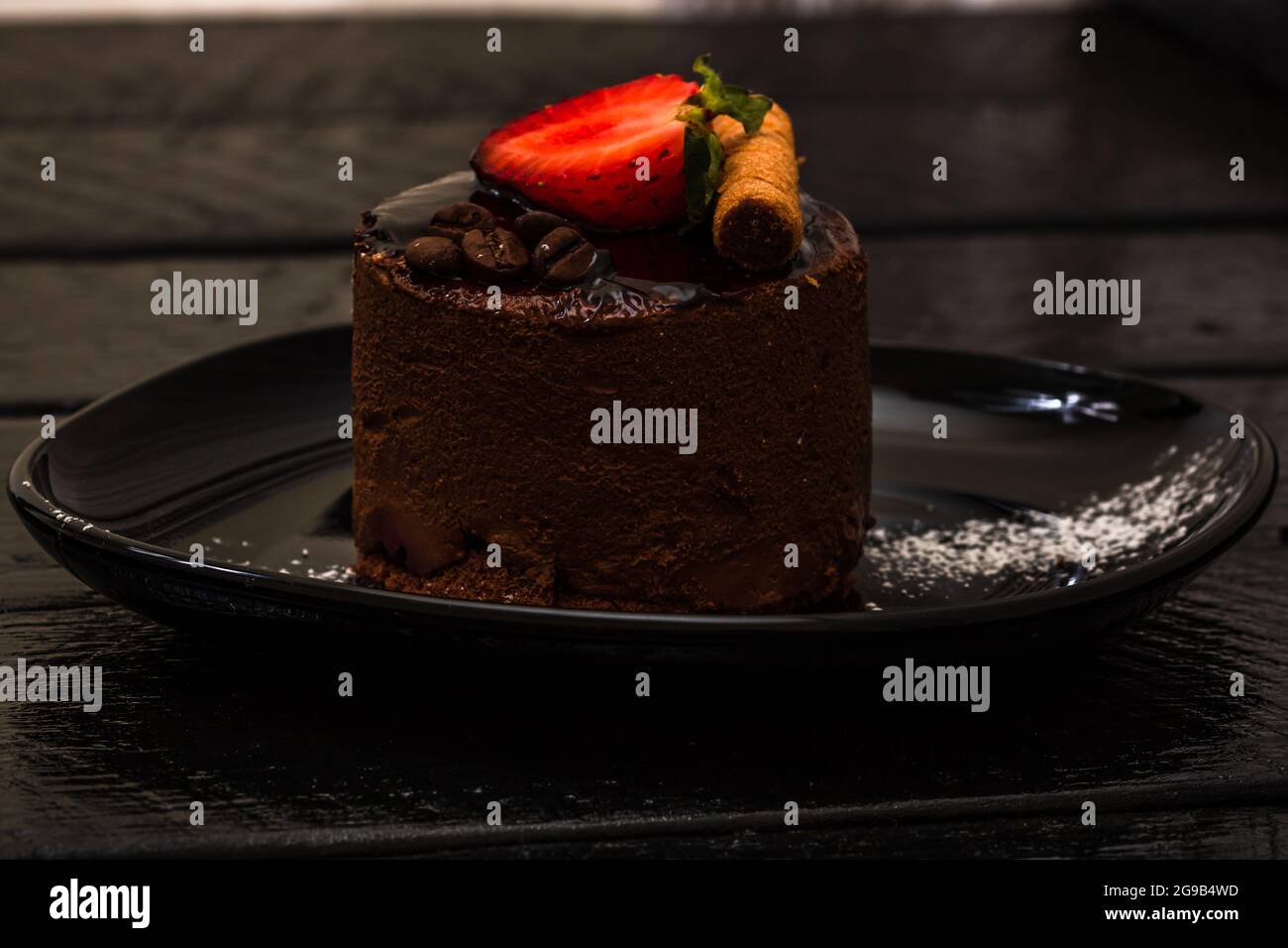 Ein selektiver Schuss Schokoladenmousse mit einer Erdbeere Stockfoto