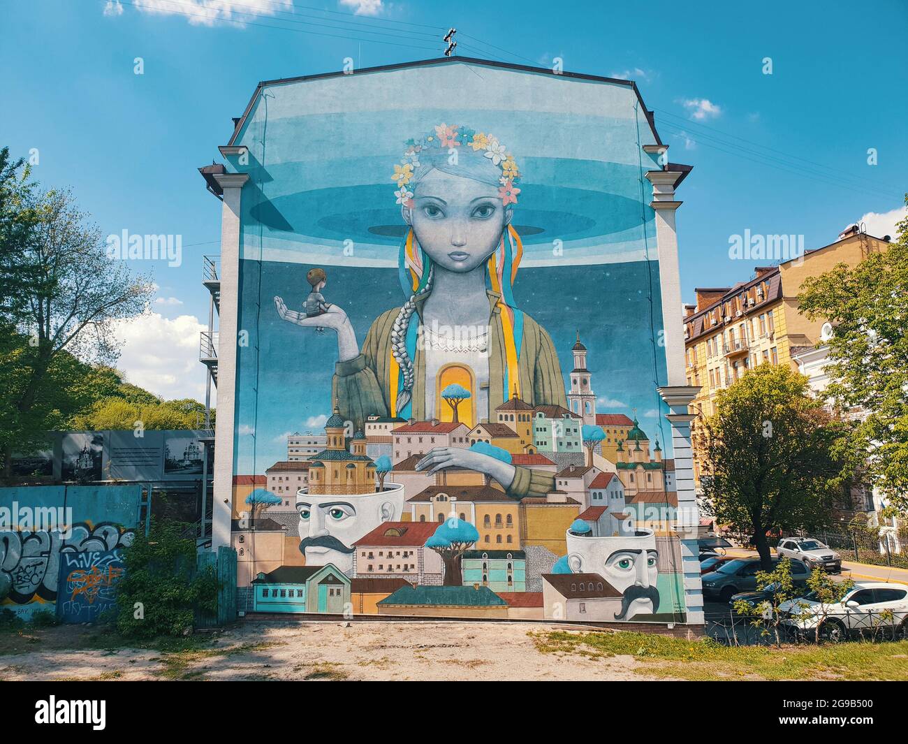 Kiew, Ukraine-29. April 2018: Wunderschöne farbenfrohe Wandmalerei auf dem Wandgemälde eines der buıidings in Andriyivskyy Descent in Kiew, Podil, Ukrain Stockfoto