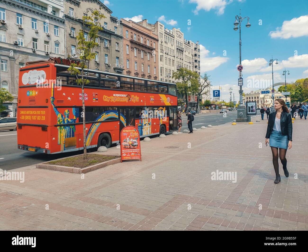 Kiew, Ukraine-April 28, 2018: Hop-on-Hop-off-Bus Verzicht auf Touristen, während Menschen auf der Straße, in Kiew, Ukraine. Stockfoto