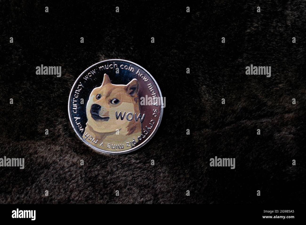 Dogecoin auf dunklem Pelzhintergrund Stockfoto